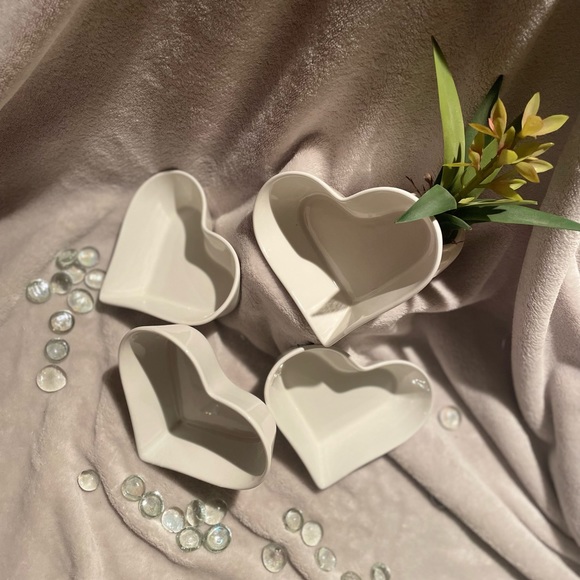 ‼️3/$33‼️ ✨🍶SET OF PORCELAIN HEART SHAPED BOWLS🍶✨ - Picture 3 of 4